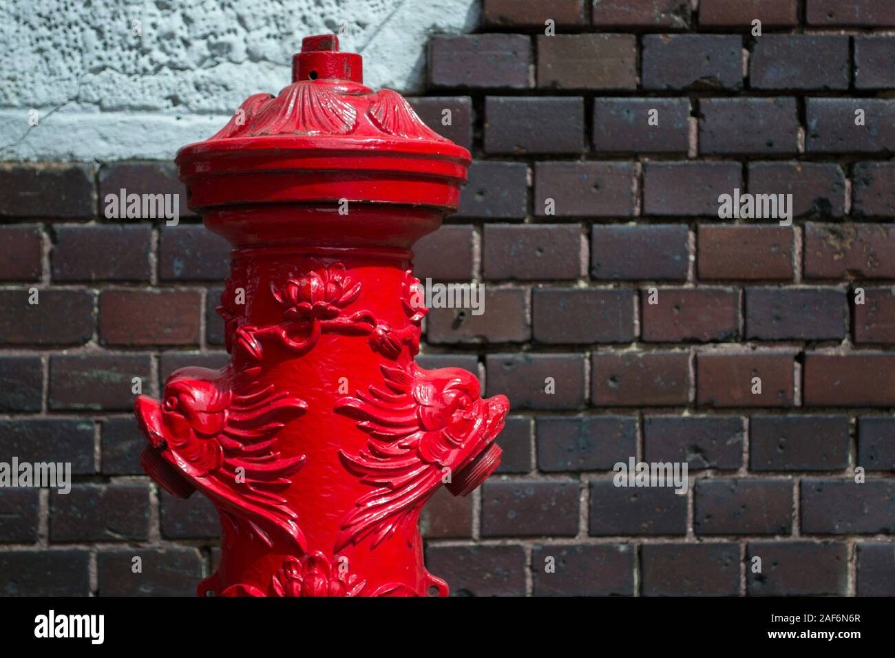 Reich verzierten alten Hydranten gegen die Mauer Stockfoto