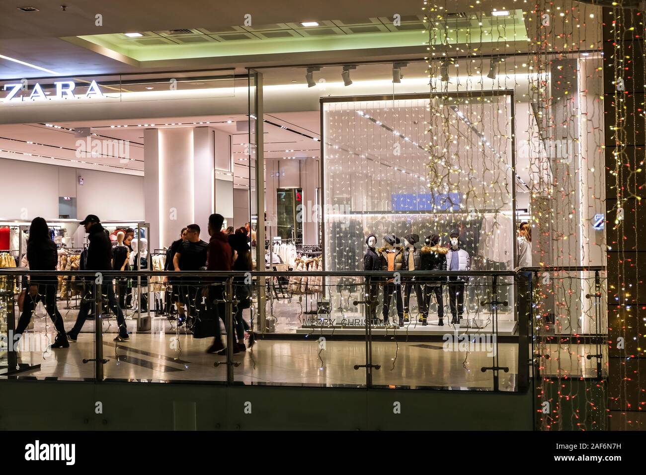 Bukarest, Rumänien - 26. Dezember 2017: Zara Store in AFI Cotroceni  Shopping Mall. Internationalen Kette der Mode Kaufhäuser Stockfotografie -  Alamy