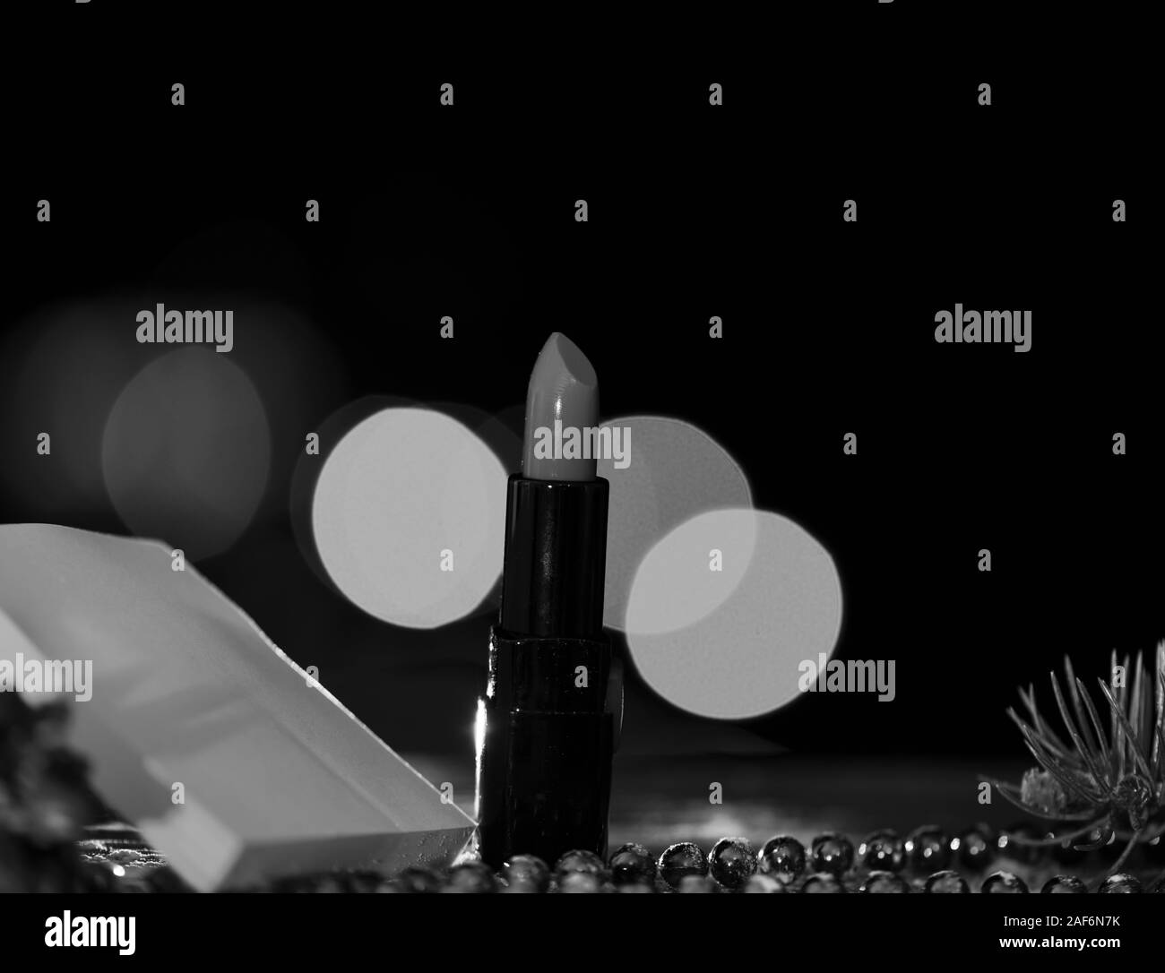 Urlaub Weihnachten dekorative bunte Lippenstift mit Defokussierten bokeh Licht und auf bunten Hintergrund, kopieren Raum Stockfoto