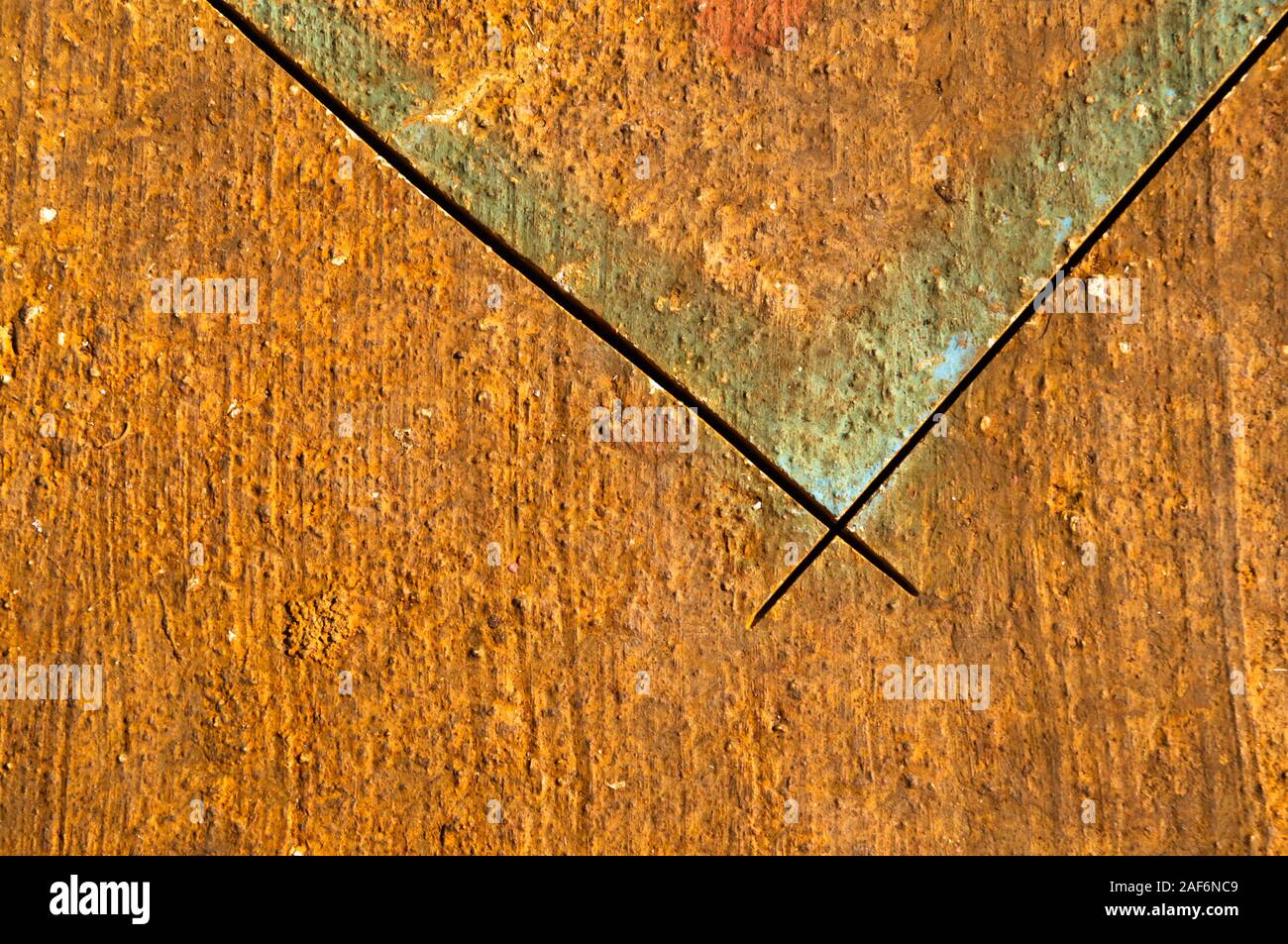 Strukturiertes rostiges Metall mit Schnittlinien und Farbmarkierungen. Dieser Hintergrund symbolisiert die Rohheit sowie die Veränderung und den Willen, etwas Neues zu erschaffen. Stockfoto