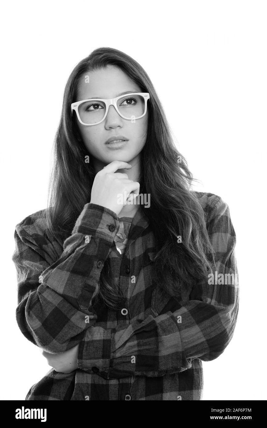 Studio shot der jungen schönen Frau denken und suchen beim Tragen von Brillen Stockfoto