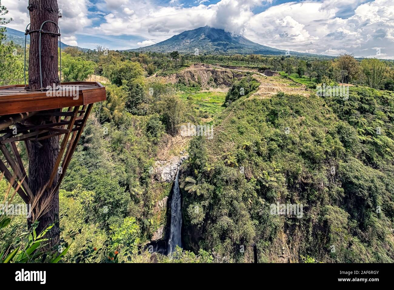 Indonesische Landschaft in Central Java. Blick auf den Vulkan Merapi und der Air Terjun Kedung Kayang Wasserfall Stockfoto