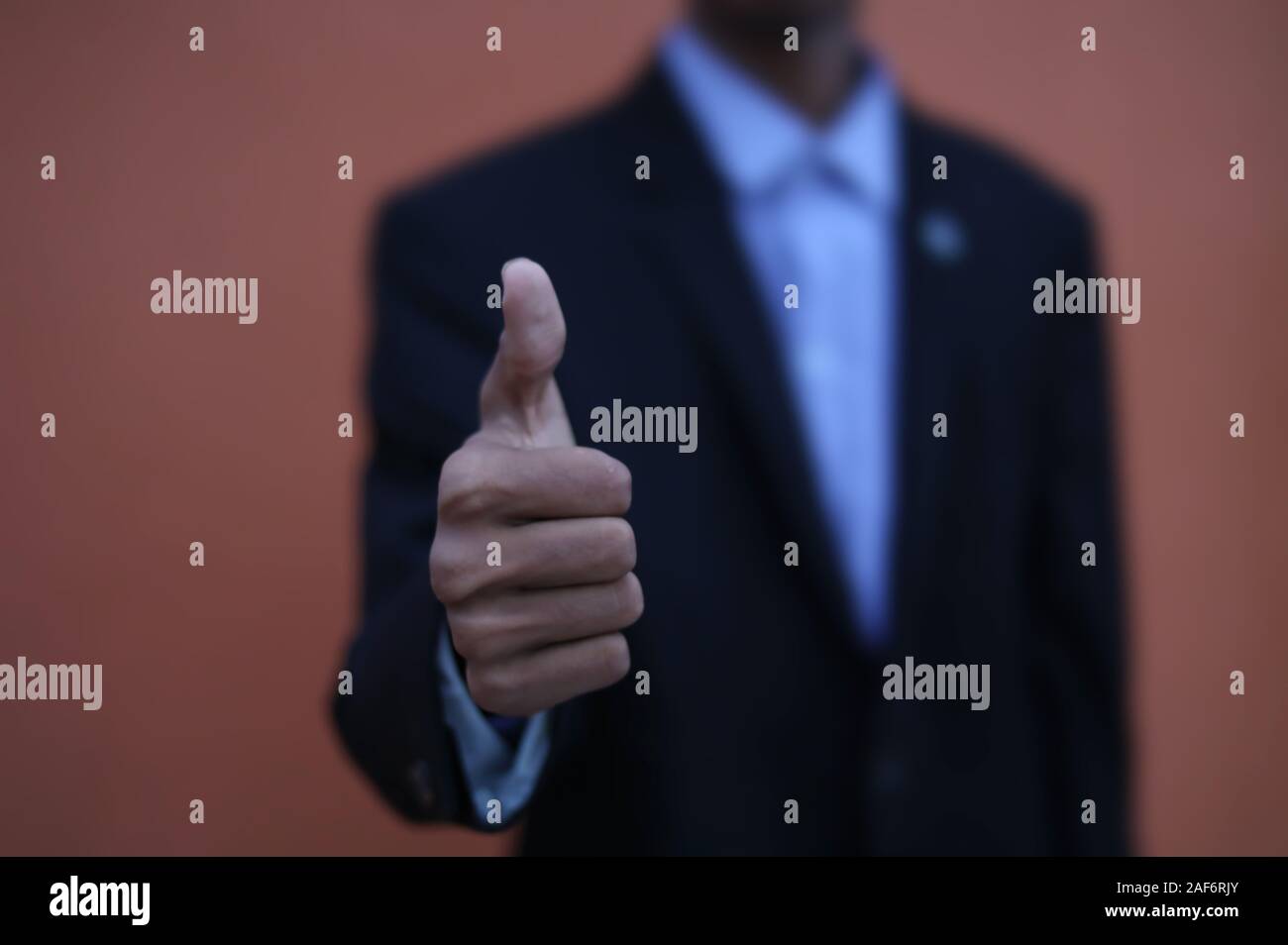 Business Mann zeigt Daumen oben unterzeichnen Gesten Stockfoto