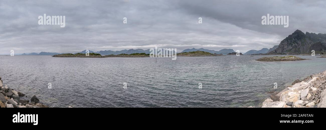 Polarkreis Fjordlandschaft mit verstreuten Klippen und Vestvagoya Insel Küste, unter hellen trübe Licht von Haenningsvaer, Lofoten, Norwegen Schuß Stockfoto