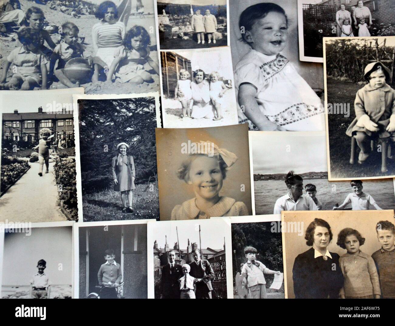Eine Sammlung alter, alter Schwarz-Weiß-Familienfotos oder -Fotos. Retro-Design. Stockfoto