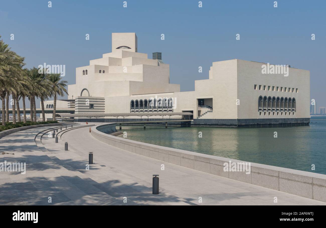 Gebaut auf der Corniche, das Museum für Islamische Kunst ist das erste seiner Art nach 14 Jahrhunderten der islamischen Kunst in der arabischen Golfstaaten verfügen über Stockfoto