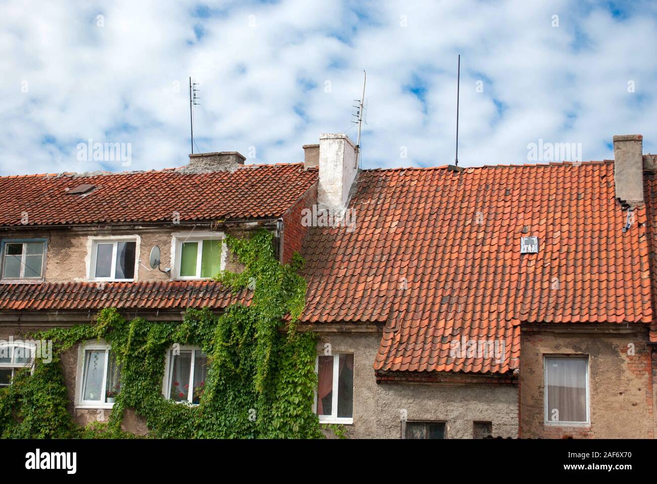 Dächer von einem alten Haus, ehemals deutschen und jetzt russischen Pravdinsk, Region Kaliningrad Stockfoto