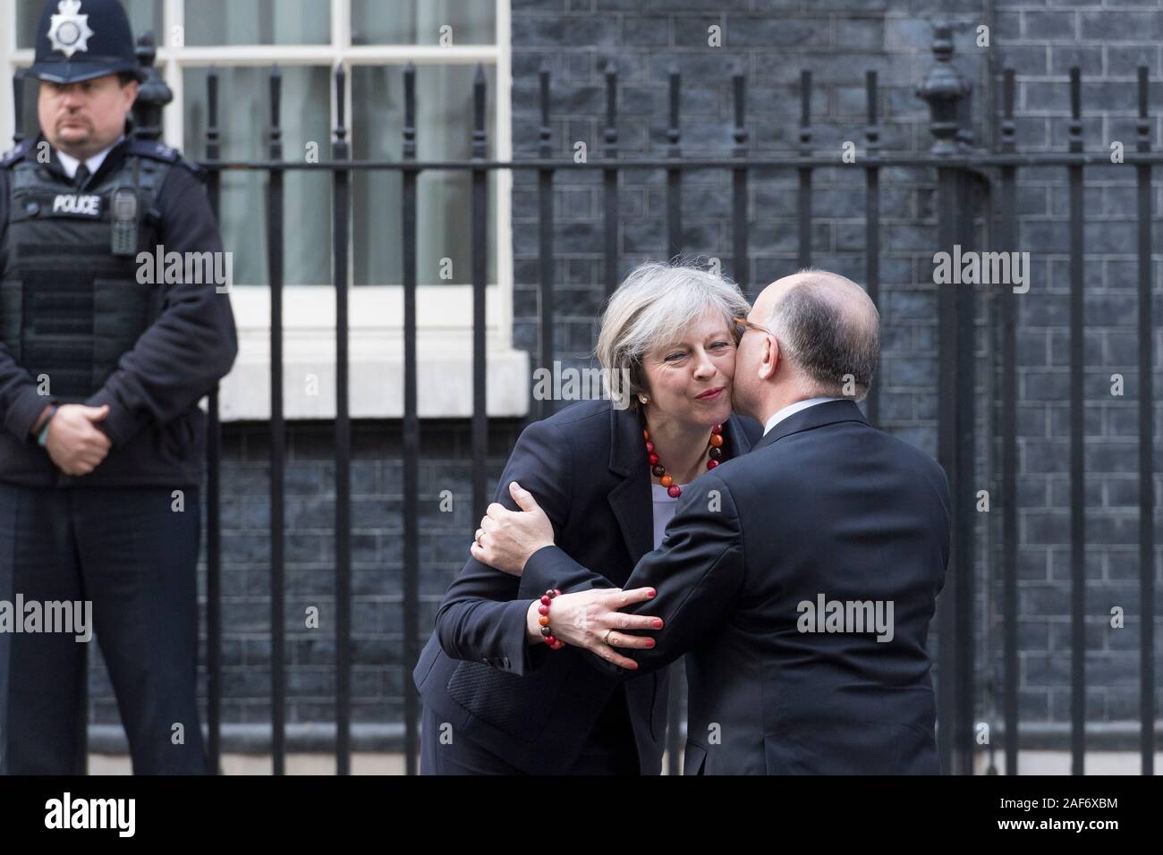 London, Großbritannien. 17. Februar, 2017. Theresa May, der britische Premierminister, Gruß der französische Premierminister Bernard Cazeneuve, wie er kommt zu 10 D Stockfoto