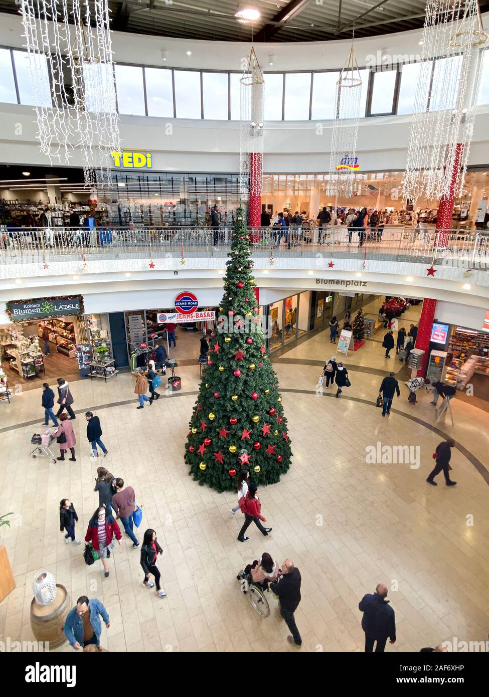 Kehl, Deutschland - 02.November 2019: Luftaufnahme der Hohen Tanne im  Deutschen Central Mall in Khel mit Kunden und Kinder in der Nähe der  Weihnachten dekoriert Symbol DM, Tedi Store im Hintergrund Stockfotografie  - Alamy