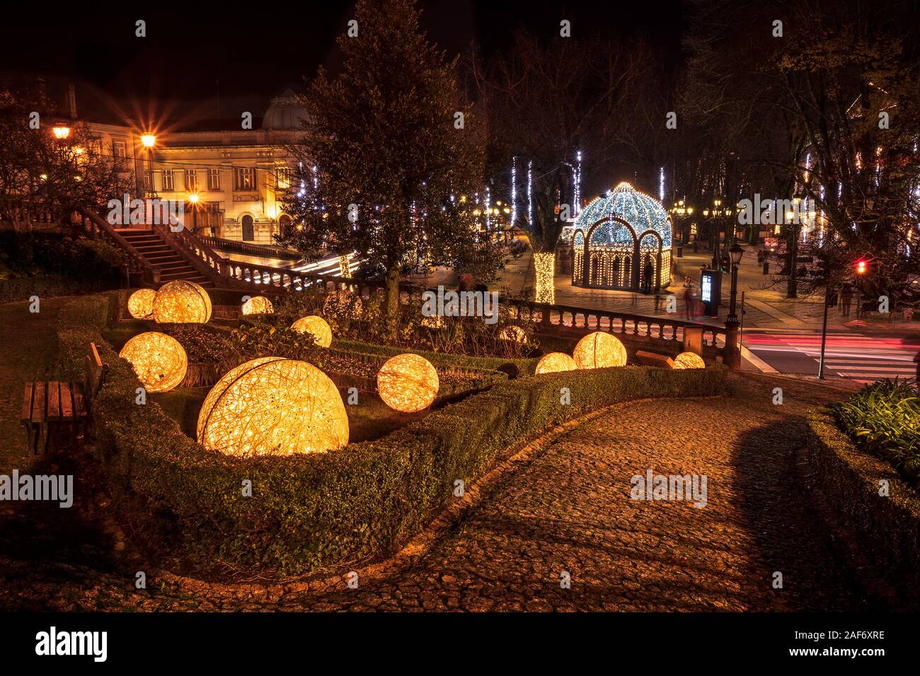 Viseu, Portugal - November 30, 2019: Blick auf den Garten der Mutter und der Rossio Platz in Viseu, Portugal, mit Weihnachtsbeleuchtung. Stockfoto