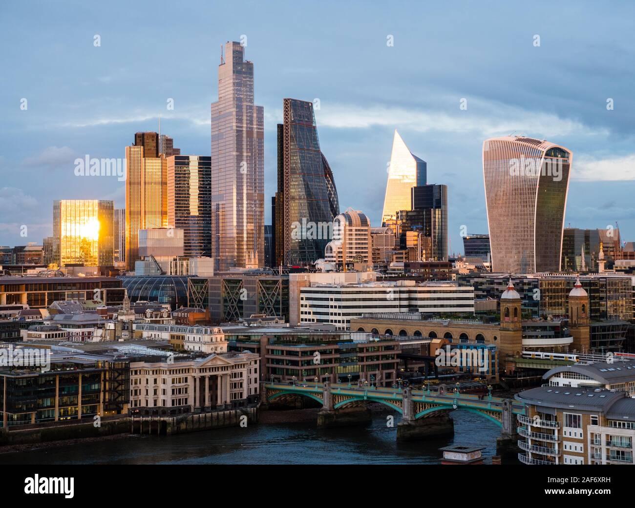 Sonnenuntergang über der City von London, UK Business Center, Wintersturm, Wolken, London, England, UK, GB. Stockfoto