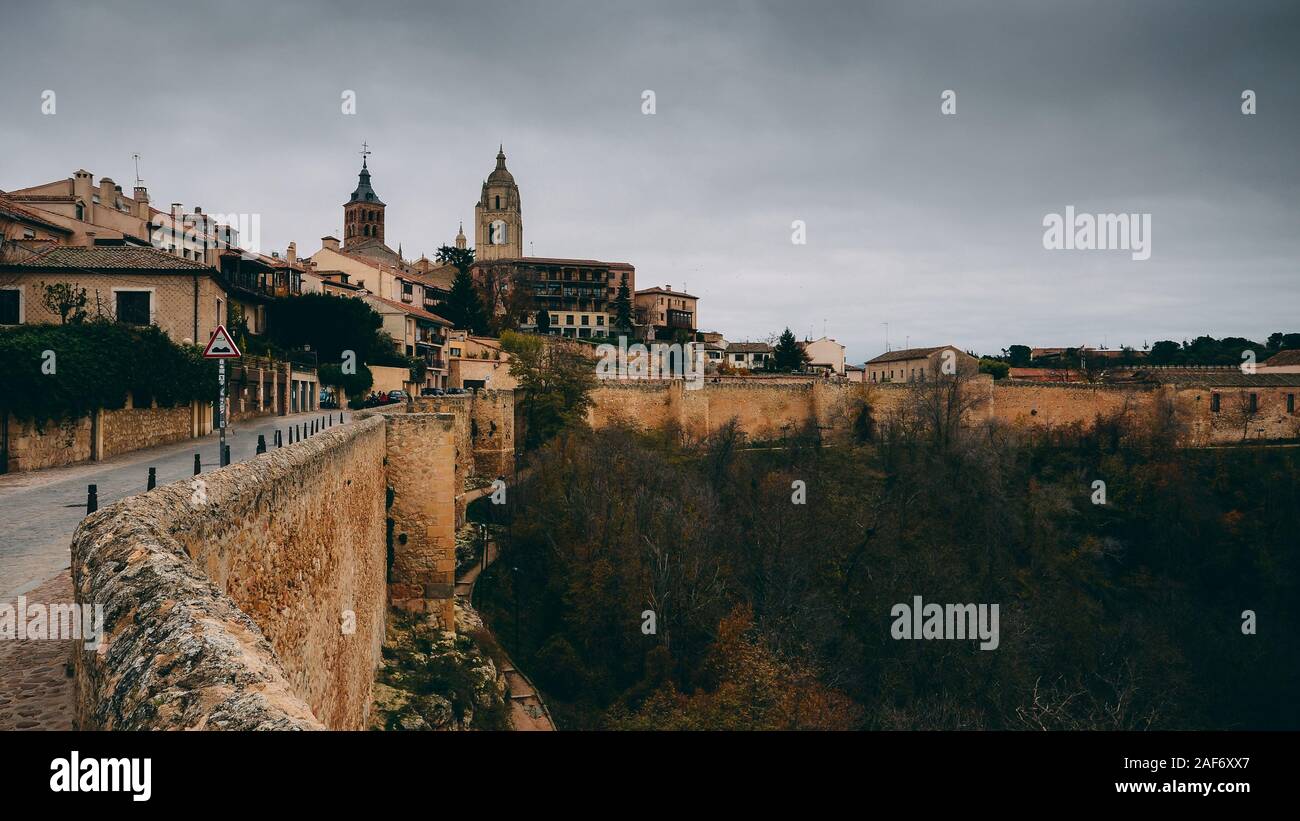 Stadtbild Blick auf Segovia Skyline mit Kathedrale und Stadtmauer - Segovia, Kastilien und Leon, Spanien. Stockfoto
