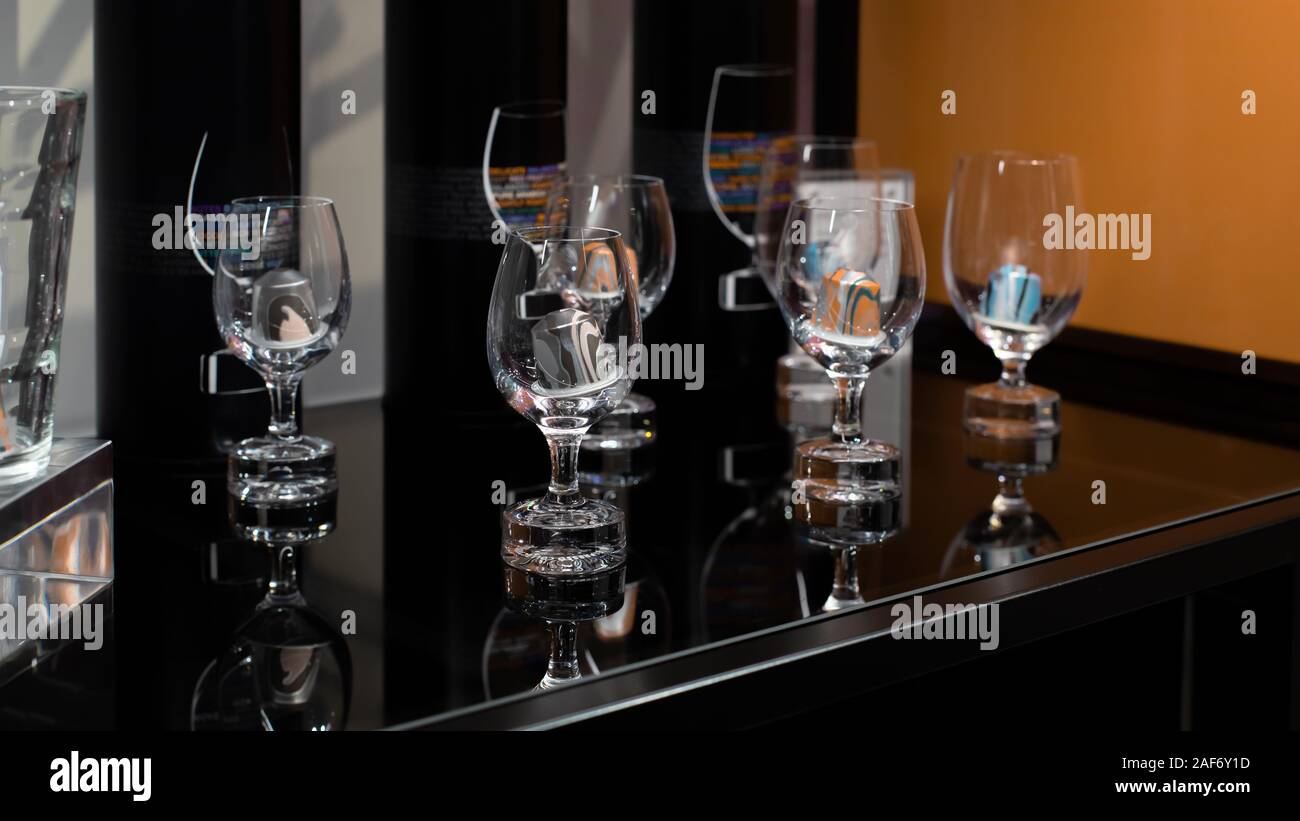 Kaffeekapseln in transparenten Gläser auf einem schwarzen Hintergrund. Coffee shop Showcase Verkauf granulare gekapselt Kaffee Stockfoto