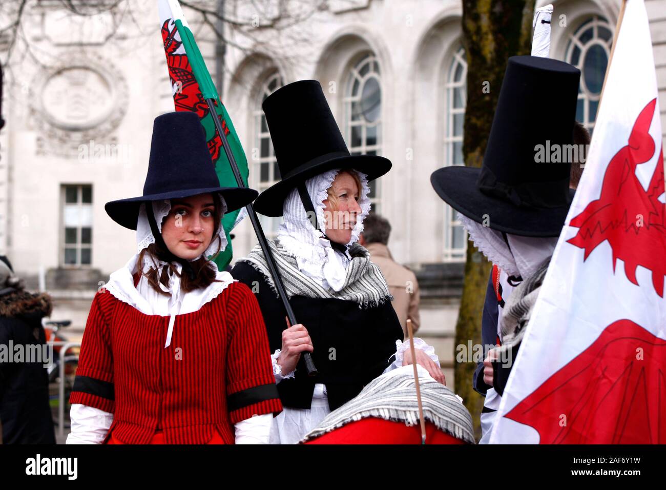 CARDIFF, VEREINIGTES KÖNIGREICH. 1. März 2019. Frauen gekleidet in traditionelle walisische Kleidung, wartet der St David Day Parade zu verbinden. Stockfoto