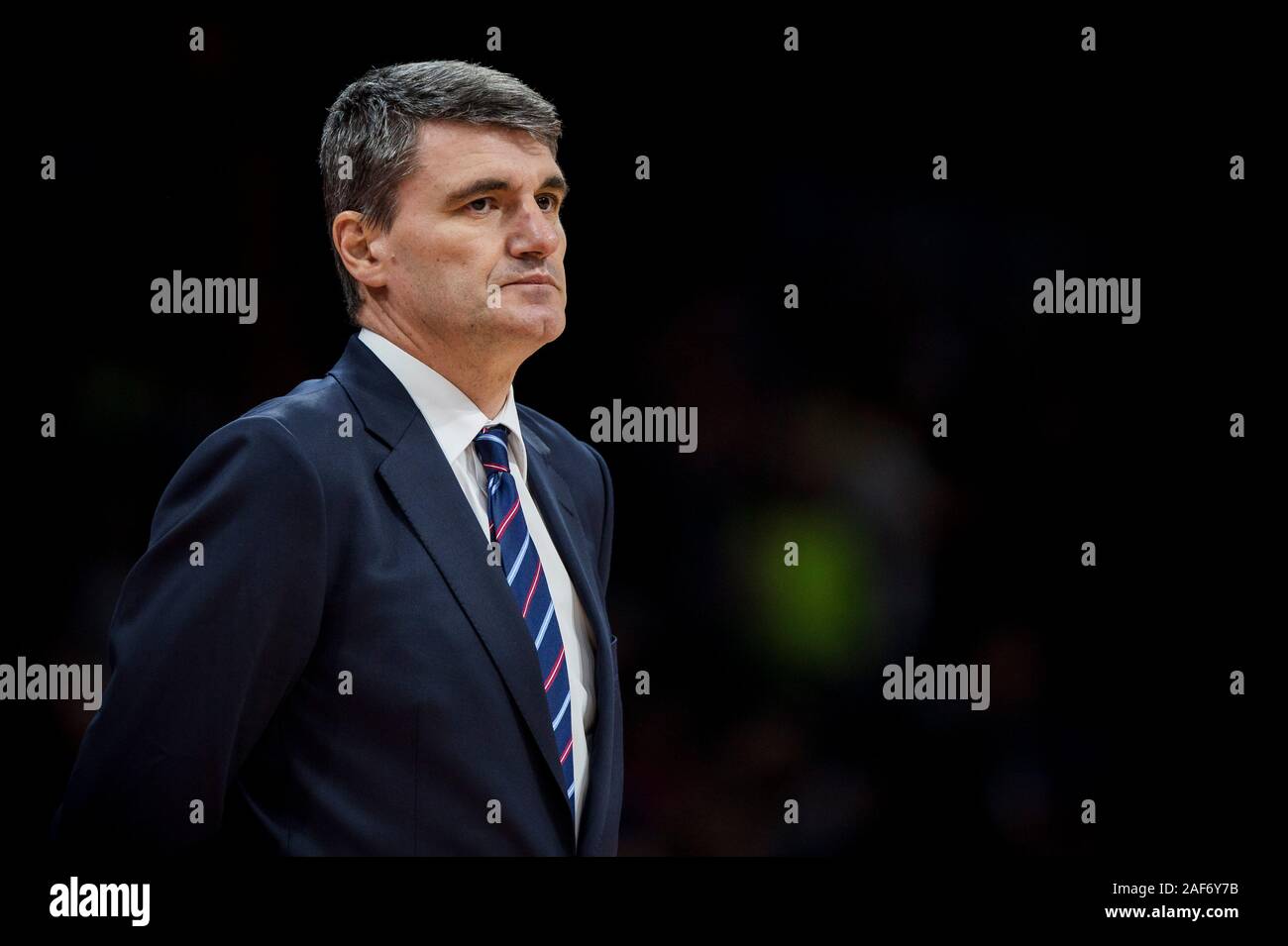 Head Coach Velimir Perasovic von Kirolbet Baskonia Vitoria-Gasteiz Uhren seine Spieler auf dem Feld Stockfoto