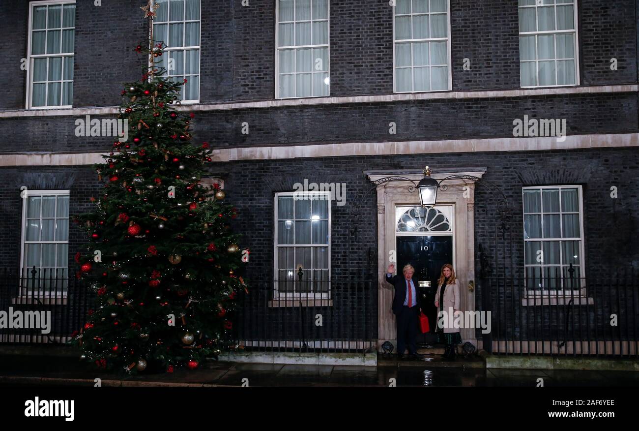 London, Großbritannien. 13 Dez, 2019. Der britische Premierminister und konservative Parteichef Boris Johnson und sein Partner Carrie Symonds Zurück zur Downing Street 10 in London, Großbritannien, 13. Dez., 2019. Ein Exit Poll veröffentlicht nach Abstimmung im britischen Wahlen geschlossen am Donnerstag Nacht schlug vor, die Konservativen sind auf Kurs eine große parlamentarische Mehrheit zu gewinnen. Credit: Han Yan/Xinhua/Alamy leben Nachrichten Stockfoto