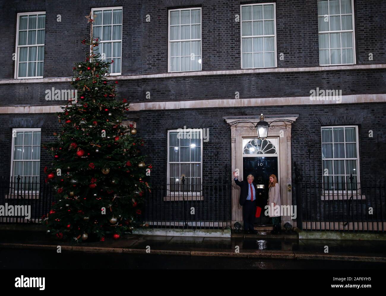 London, Großbritannien. 13 Dez, 2019. Der britische Premierminister und konservative Parteichef Boris Johnson und sein Partner Carrie Symonds Zurück zur Downing Street 10 in London, Großbritannien, 13. Dez., 2019. Ein Exit Poll veröffentlicht nach Abstimmung im britischen Wahlen geschlossen am Donnerstag Nacht schlug vor, die Konservativen sind auf Kurs eine große parlamentarische Mehrheit zu gewinnen. Credit: Han Yan/Xinhua/Alamy leben Nachrichten Stockfoto