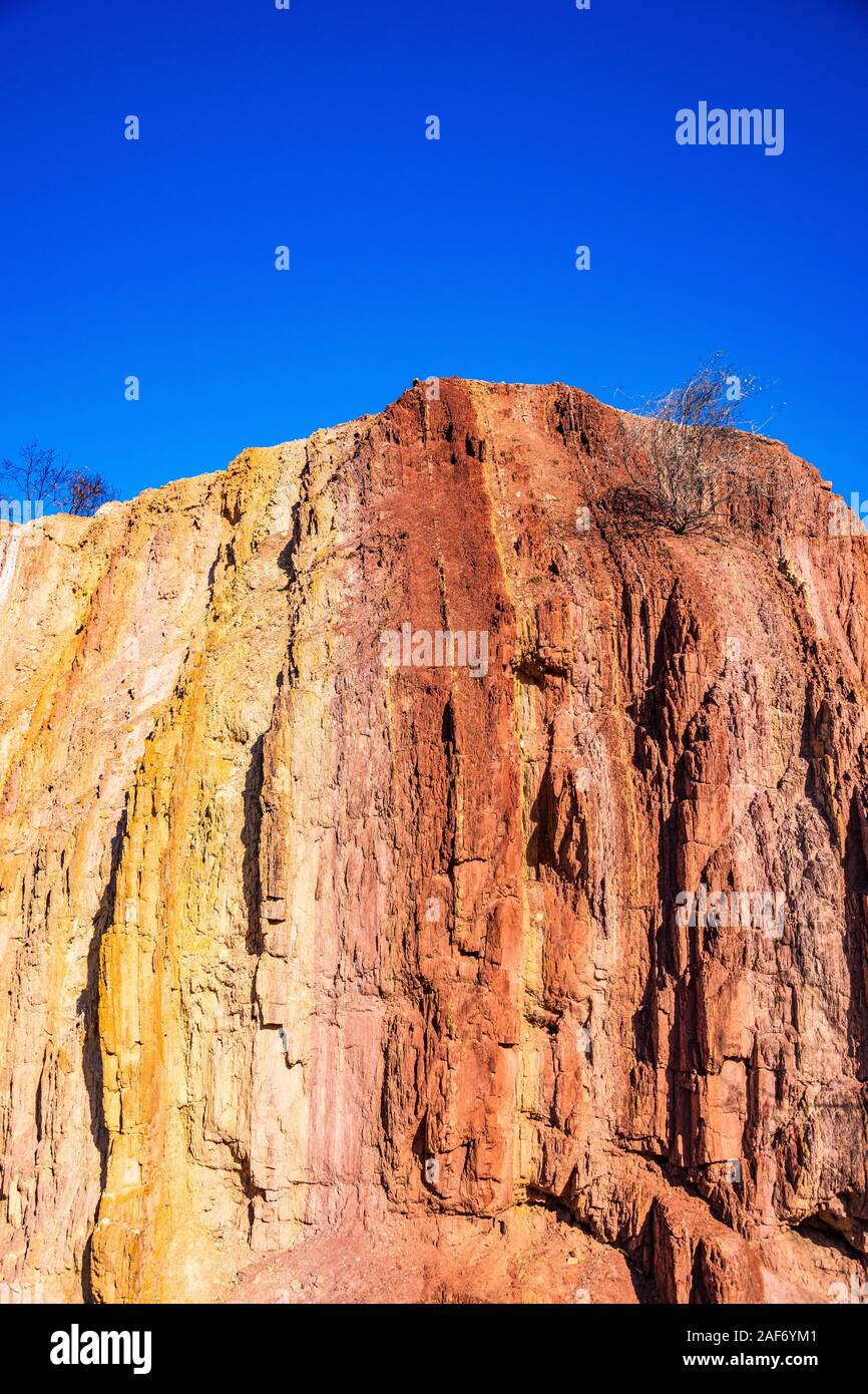 Der Orche Gruben sind in der West MacDonnell Ranges im Zentrum von Australien entfernt und die Pigmente aus dem Felsen sind durch die lokale indigene Bevölkerung eingesetzt. Stockfoto