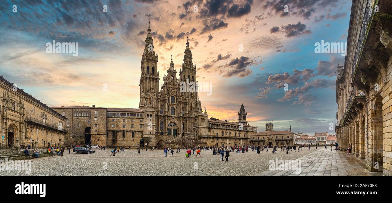 Panoramablick auf die Kathedrale von Santiago de Compostela bei Sonnenuntergang von Praza do Obradoiro. Santiago de Compostela, Galicien, Spanien Stockfoto