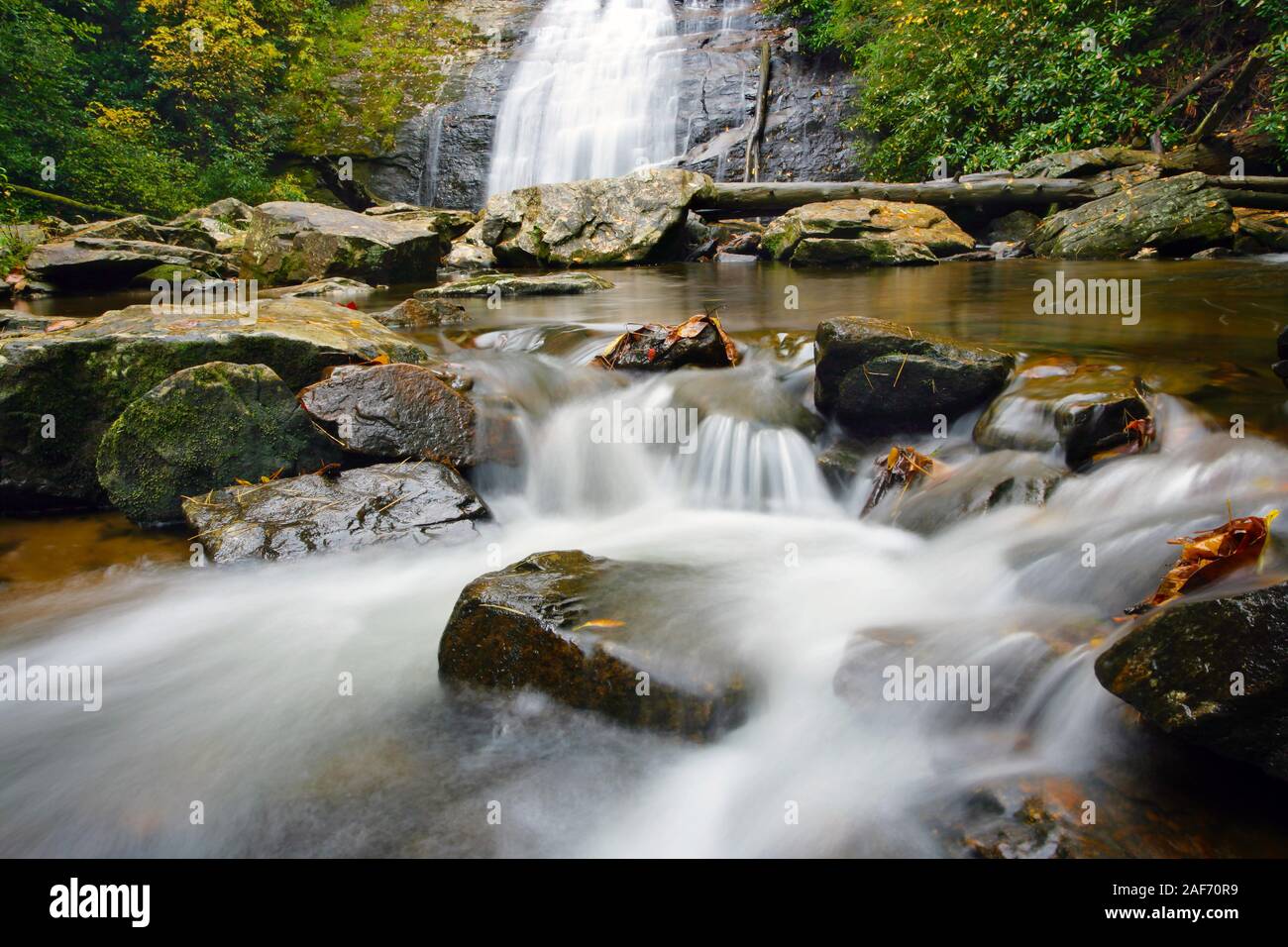 Ein Rückgang der Helton Creek Falls in der Chattahoochee National Forest, USA. Stockfoto