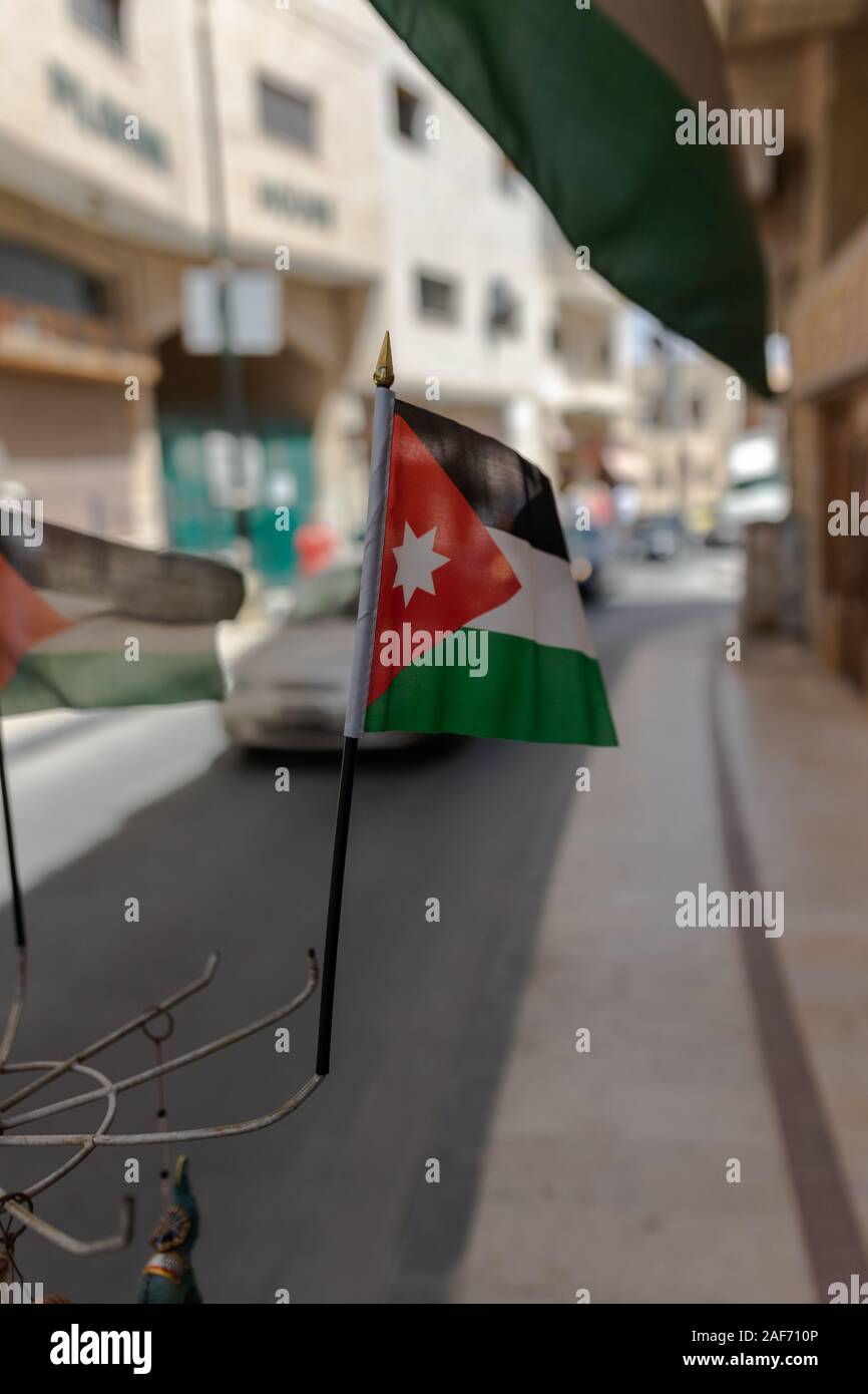Street View der Jordanien Flagge auf Anzeige in einer Gasse von Amman Stockfoto