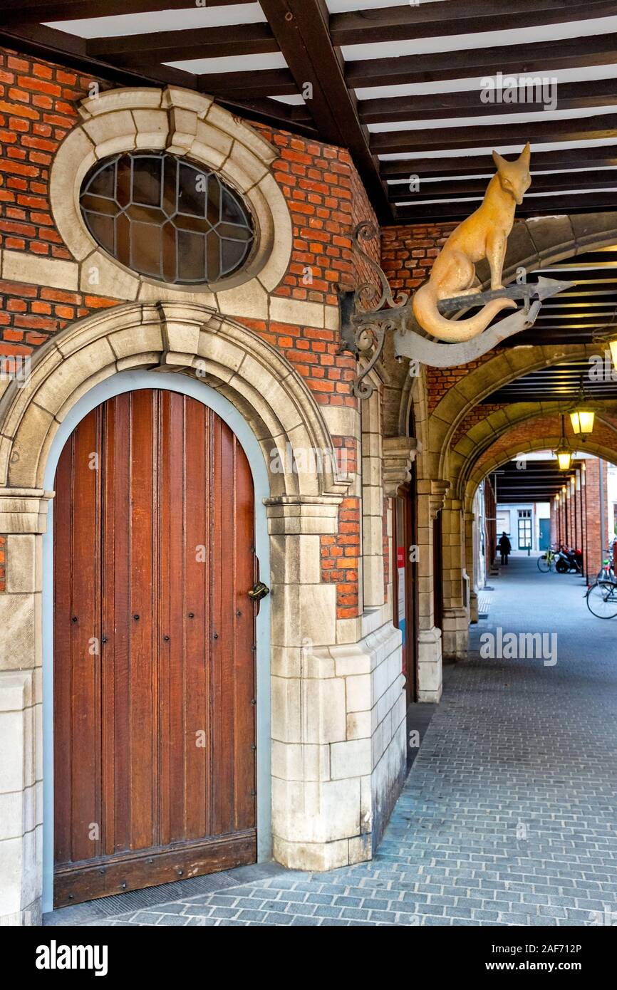 Mittelalterliche Tür und Fox Zeichen in der Grote Markt (Marktplatz), Antwerpen, Flander, Belgien Stockfoto