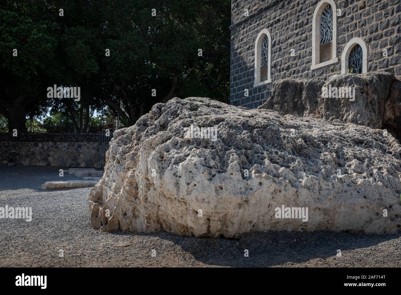Großen Felsen in der Nähe einer christlichen Kirche am Ufer des Sees von Galiläa Stockfoto