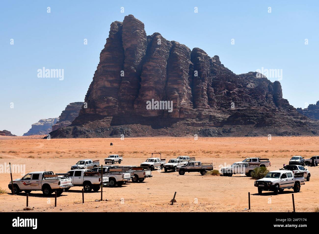 Wadi Rum, Jordanien - März 07, 2019: Rock Formation namens "Sieben Säulen der Weisheit und Autos für Sightseeing die großartige Landschaft der Wüste im Wadi Rum Stockfoto