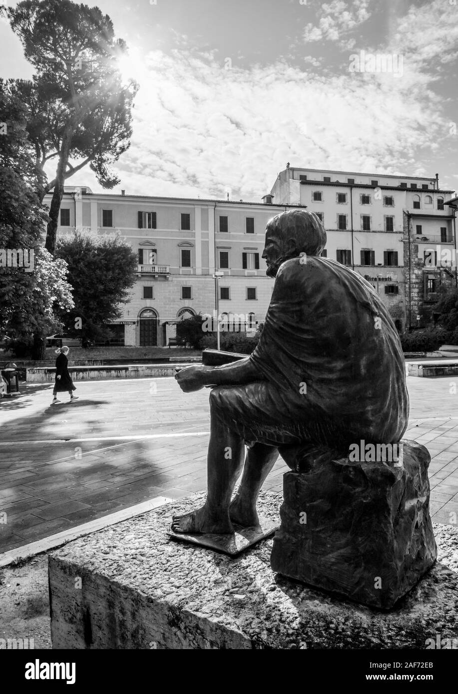 Rieti (Italien) - Das historische Zentrum der Provinzhauptstadt der Sabina, unter Mount Terminillo und durch Fluss Velino gekreuzt, im Herbst Laub Stockfoto