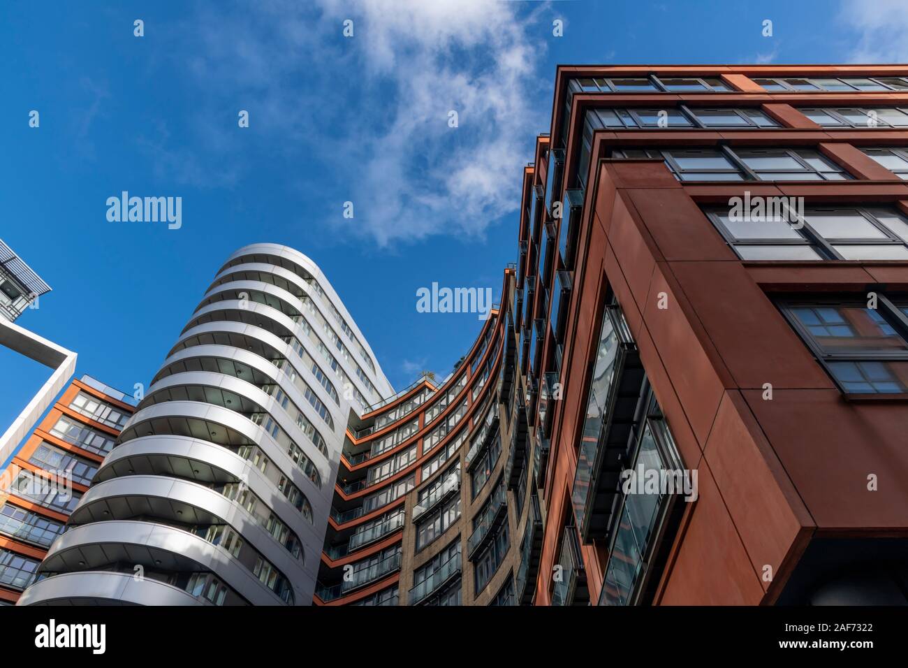 Dramatische neue Architektur am Paddington Basin in London. Das Becken ist ein von der Regent's Canal, der läuft von Osten nach Westen im Norden von London. Stockfoto