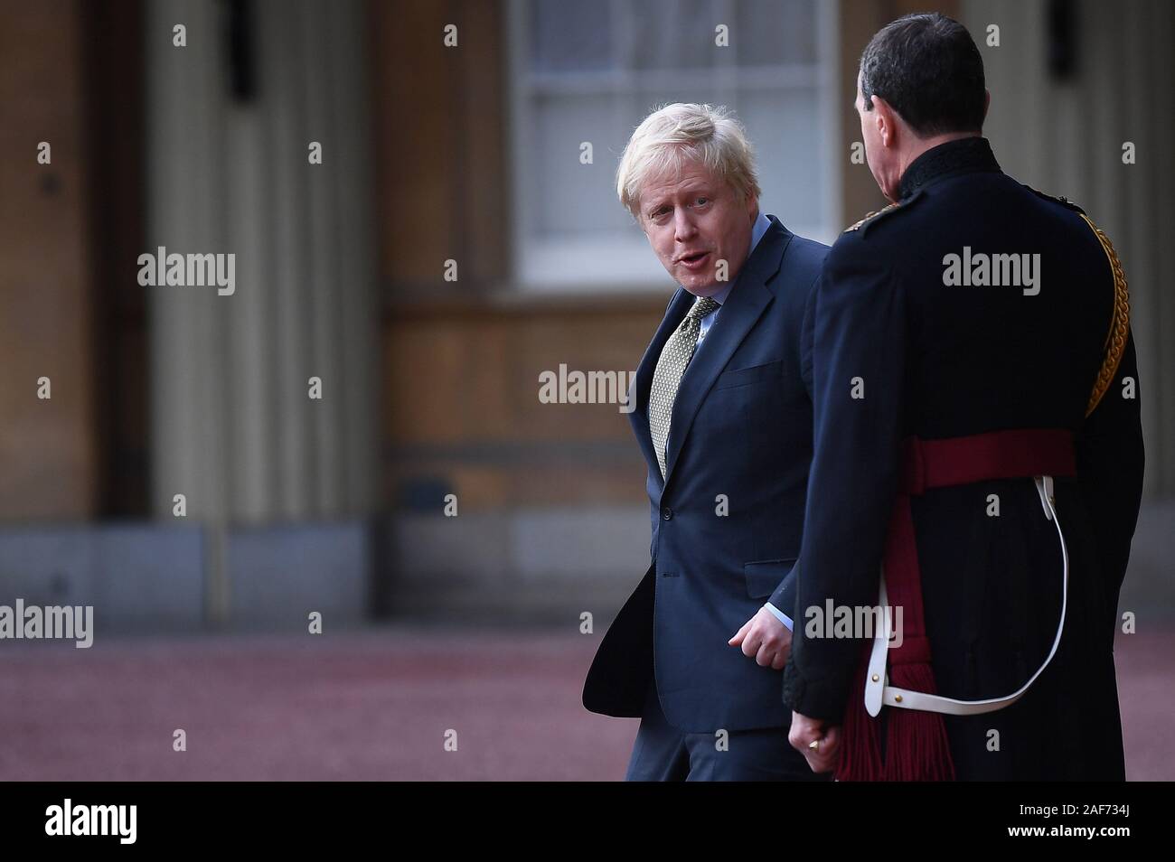 Premierminister Boris Johnson (links), mit der Königin Schildknappe-in-Waiting Oberstleutnant Charles Richards, Blätter der Buckingham Palace in London nach einem Treffen mit Queen Elizabeth II. und die Annahme ihrer Einladung, eine neue Regierung zu bilden, nachdem die Konservative Partei an die Macht in der allgemeinen Wahl mit einem erhöhten Mehrheit zurück. Stockfoto