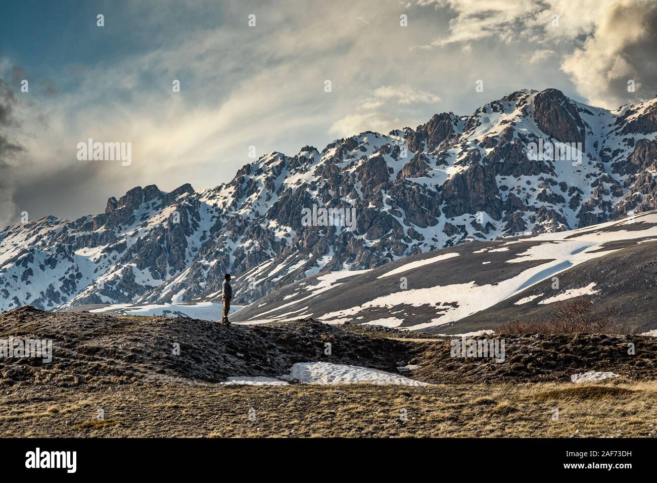 Junger Mann über das Hochland in die Berge und genießen den Blick auf die Natur Stockfoto