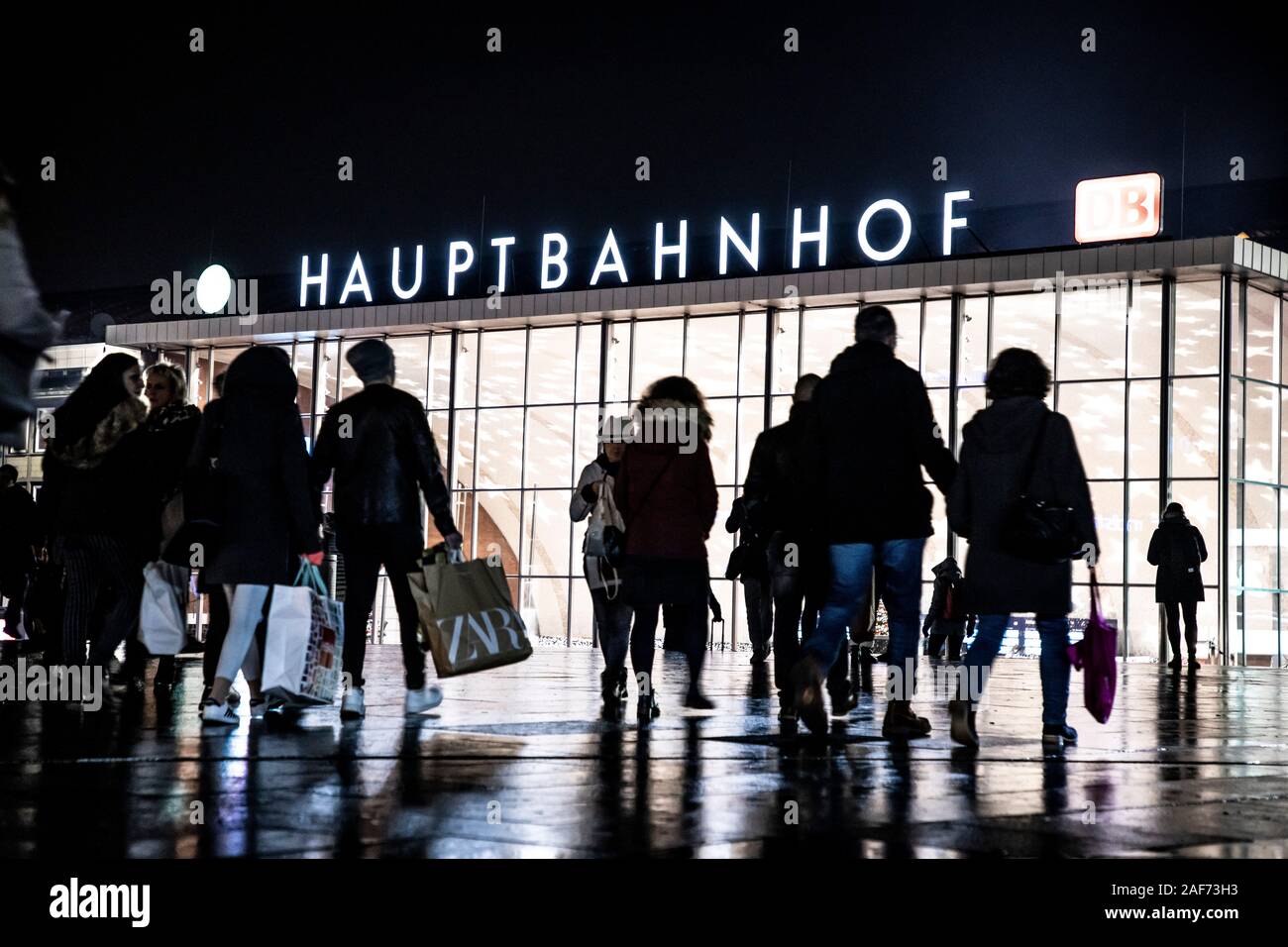 Köln, Hauptbahnhof, Bahnhof Hall, Station Square, Passanten zu gehen, von der Station, Stockfoto