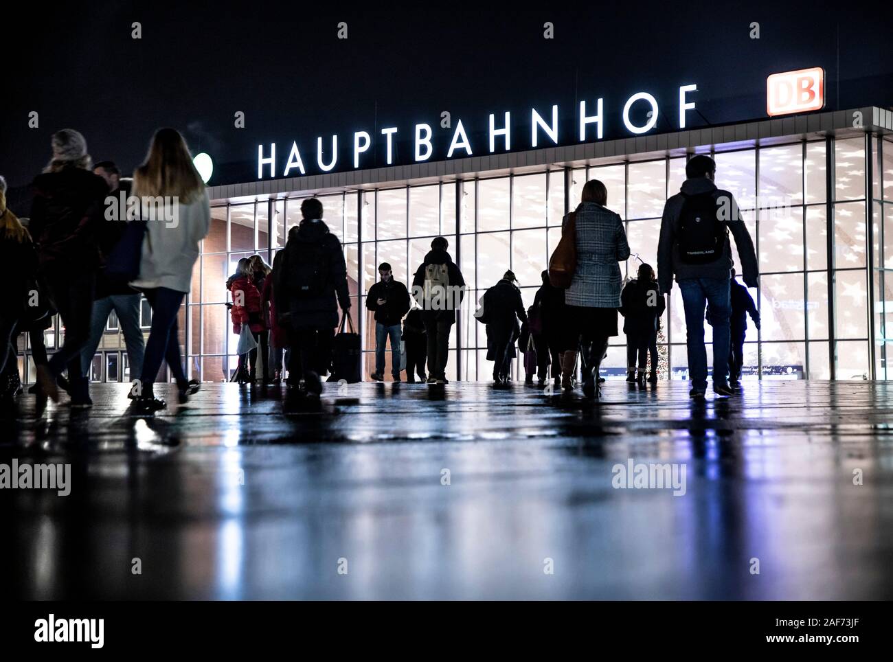 Köln, Hauptbahnhof, Bahnhof Hall, Station Square, Passanten zu gehen, von der Station, Stockfoto