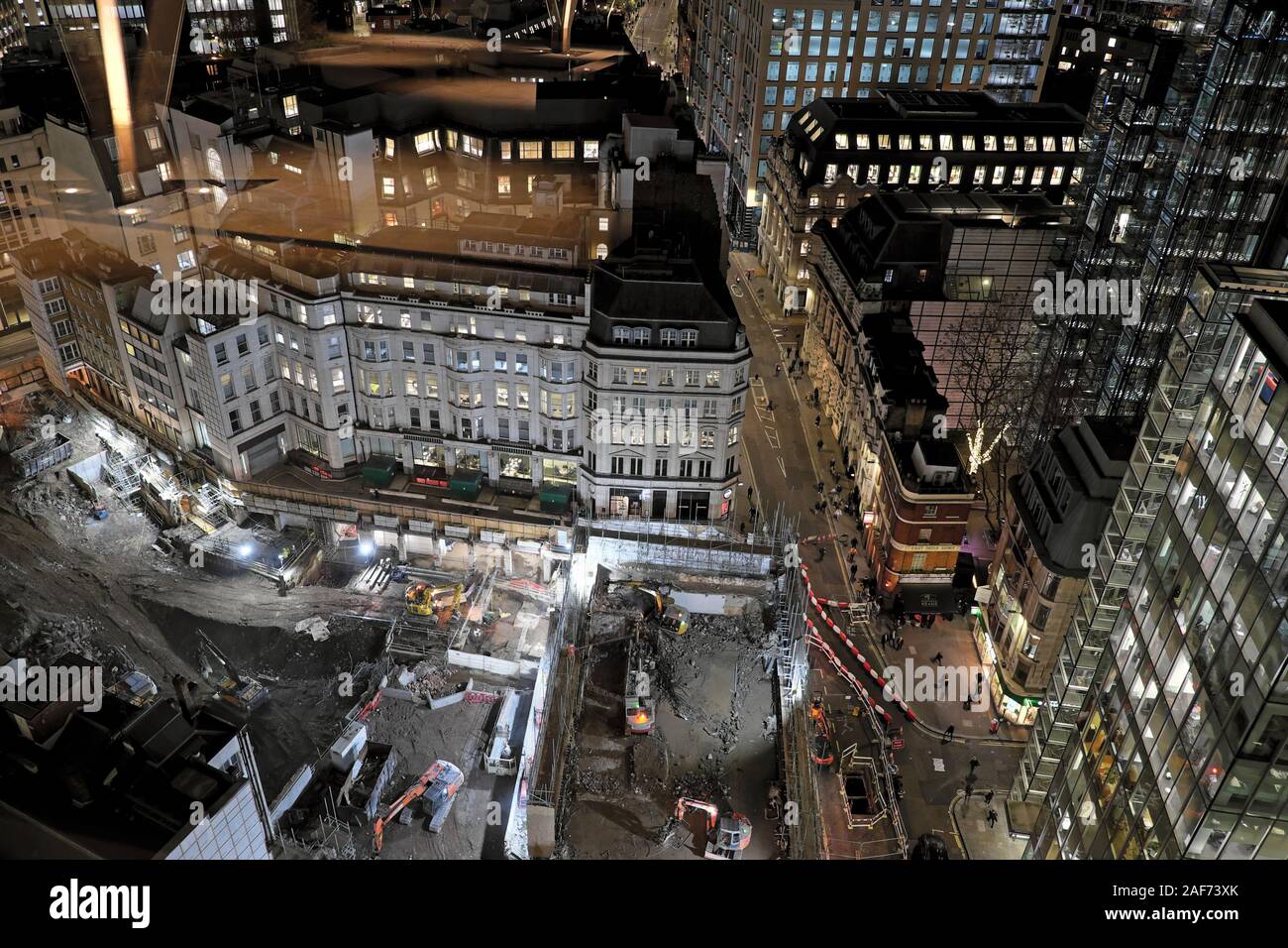 Auf Maschinen, auf Gebäude Baustelle bei Nacht auf Fenchurch Street in der City von London E1 England Großbritannien 2019 KATHY DEWITT Stockfoto