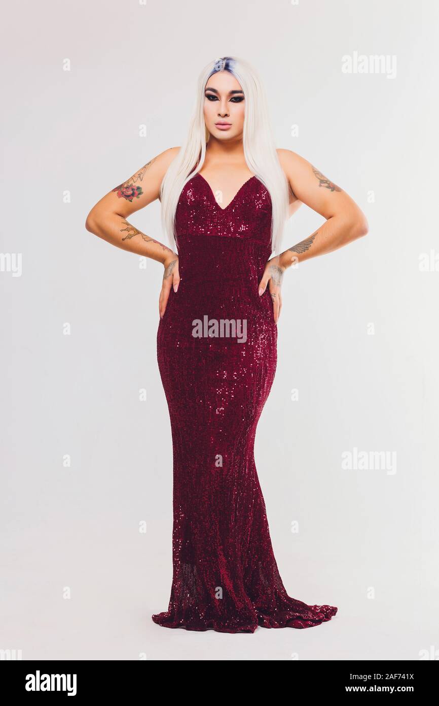 Porträt der glückliche junge Gay asiatischer Mann an der Kamera lachend Stockfoto