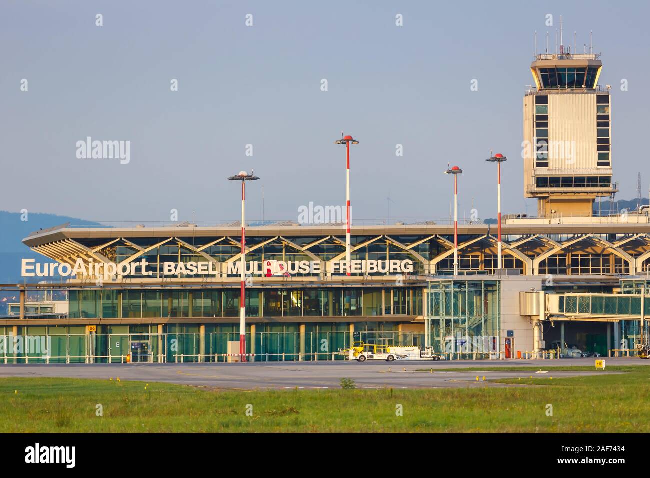 Mulhouse, Frankreich - 31. August 2019: Terminal und Tower von Basel Mulhouse Airport (EAP) in Frankreich. | Verwendung weltweit Stockfoto