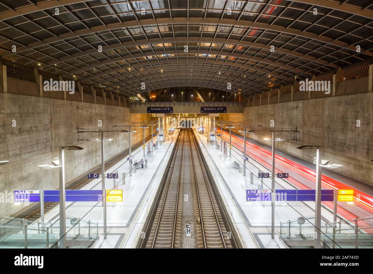 Köln, Deutschland - 2 November, 2019: Bahnhof am Flughafen Köln/Bonn (CGN) in Deutschland. | Verwendung weltweit Stockfoto