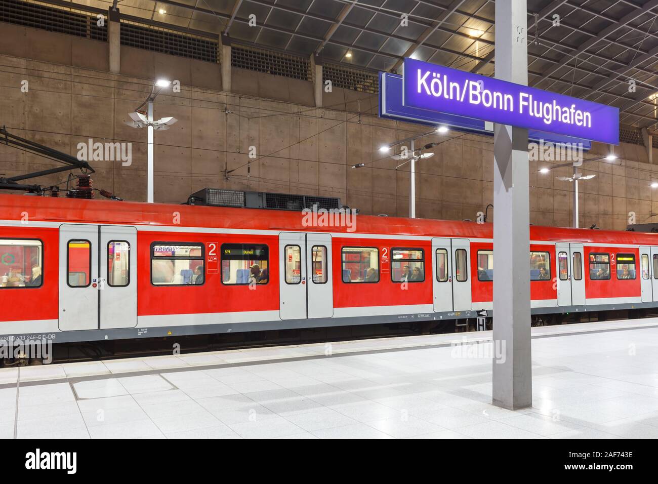 Köln, Deutschland - 2 November, 2019: Bahnhof am Flughafen Köln/Bonn (CGN) in Deutschland. | Verwendung weltweit Stockfoto