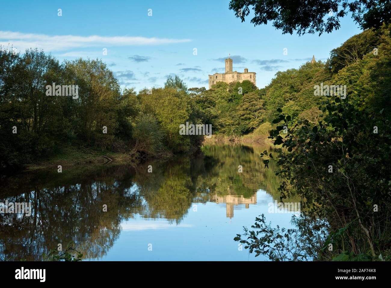 Hoch zu halten von Warkworth Castle auf Hügel mit Blick auf den Fluß Coquet und ufer wald. Northumberland, England. Stockfoto