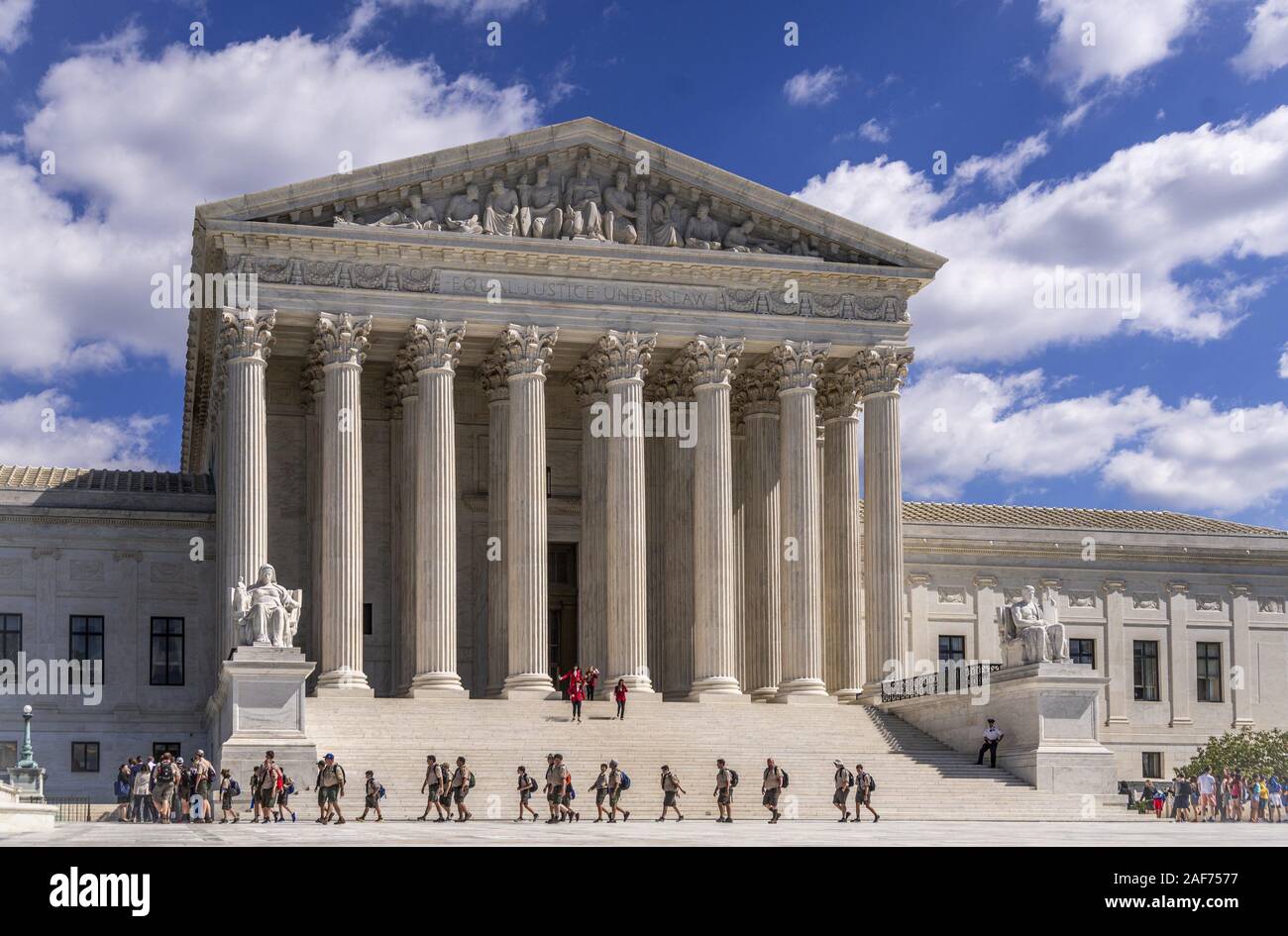 Blick auf die monumentalen Eingang Portal der Oberste Gerichtshof in Washington, D.C.. Der Gerichtshof entscheidet über die Verfassungsmäßigkeit der Entscheidungen des Präsidenten, des Kongresses oder der Mitgliedstaaten. (24 September 2019) | Verwendung weltweit Stockfoto