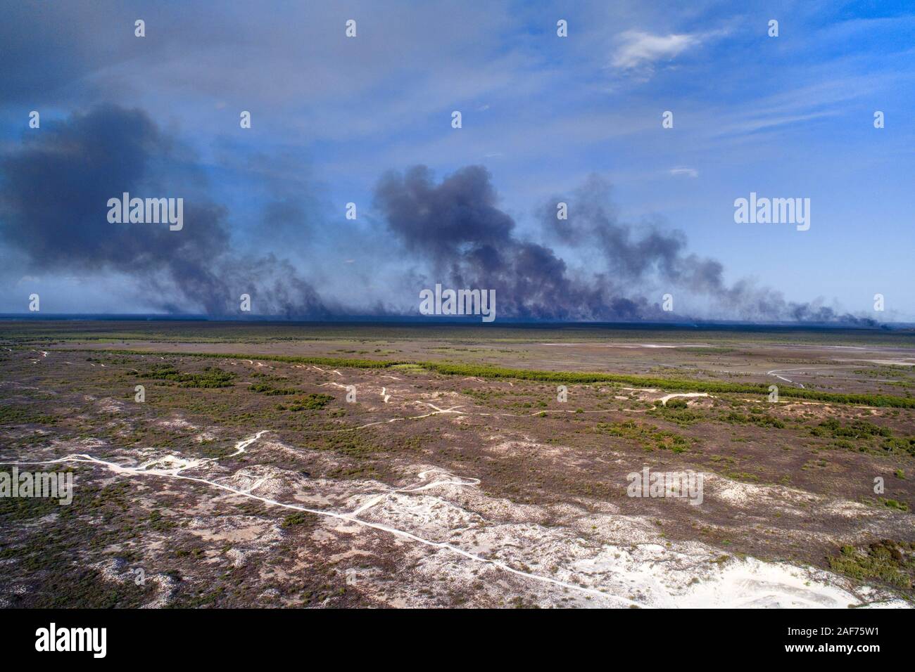 Schwarzer Rauch aus einem fernen Bush Fire, Broome, West Kimberley, Western Australia | Verwendung weltweit Stockfoto