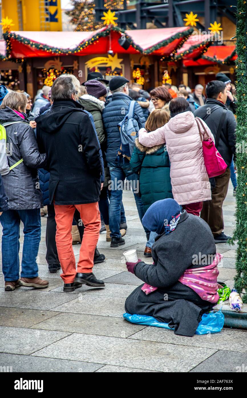 Köln, Weihnachtsmarkt auf Roncallli Platz, direkt am Kölner Dom, Bettler Stockfoto