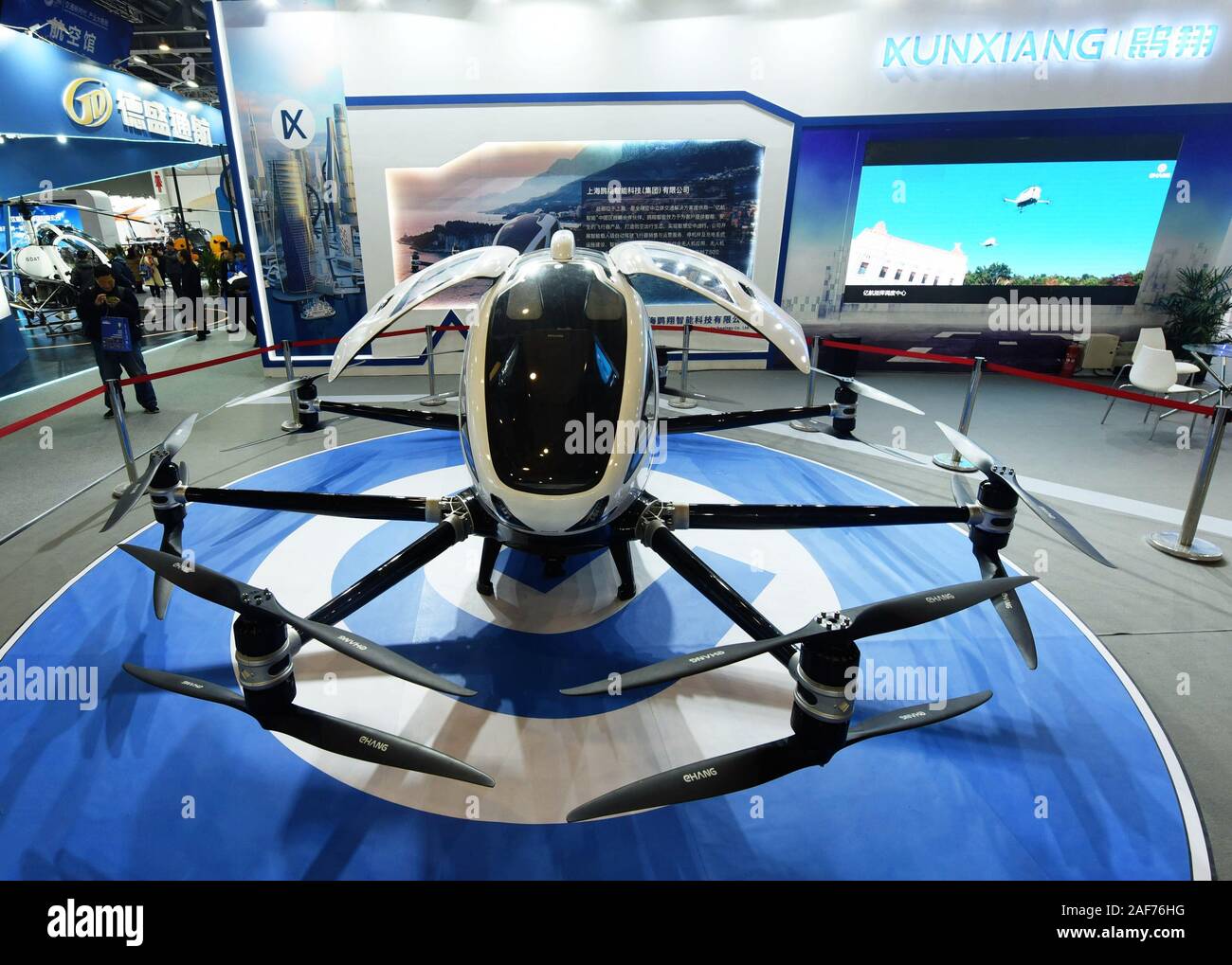 Die elektrische autonomen Aerial Vehicle (AAV) eHang216 ist auf dem Display während der 2 Zhejiang International Intelligent Transportation Industry Expo Stockfoto