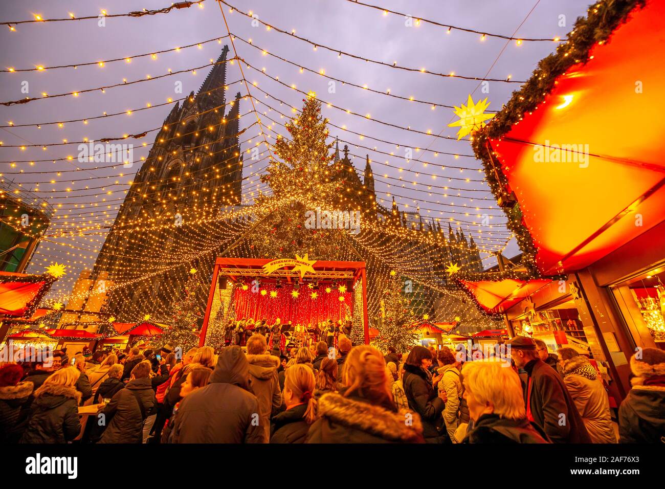 Köln, Weihnachtsmarkt mit dem Roncallli Platz, direkt am Kölner Dom, Stockfoto