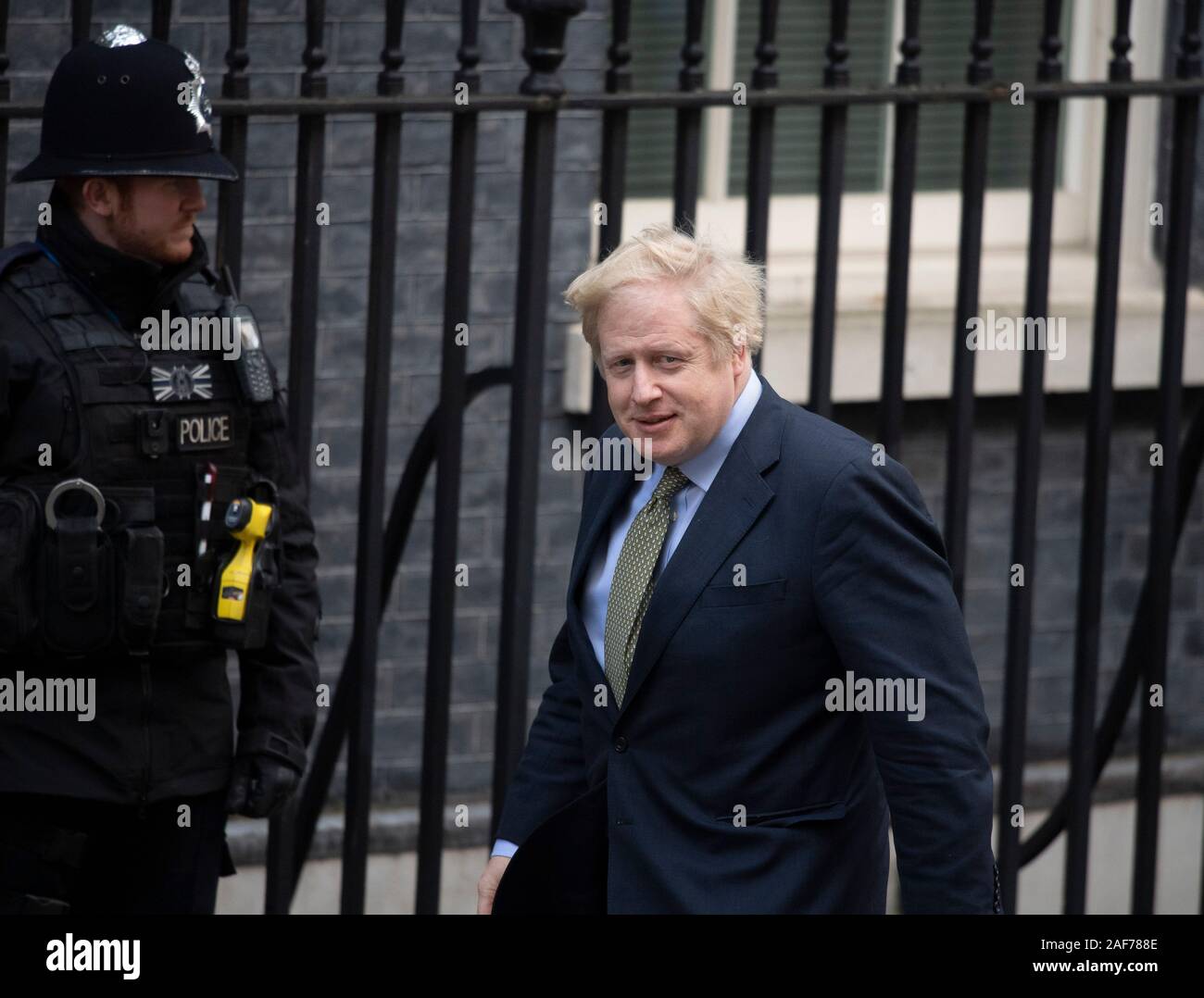 Downing Street, London, UK. 13. Dezember 2019. Boris Johnson kommt zurück bei 10 Downing Street nach einem Treffen mit der Königin. Credit: Malcolm Park/Alamy Leben Nachrichten. Stockfoto