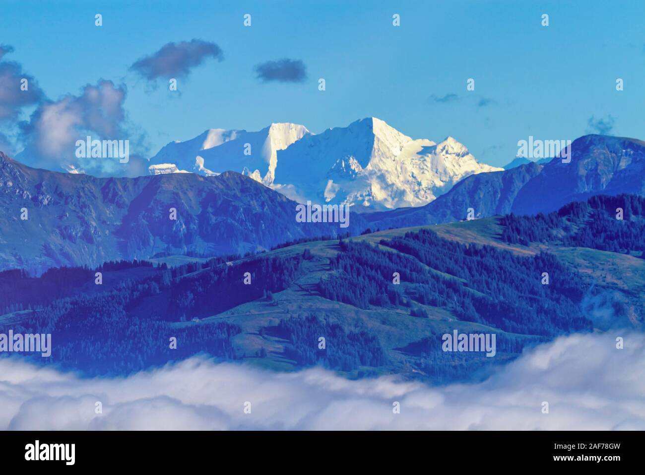 Luftbild auf Alpen Berge auf Wolken, gesehen aus nach Fribourg, Schweiz Stockfoto