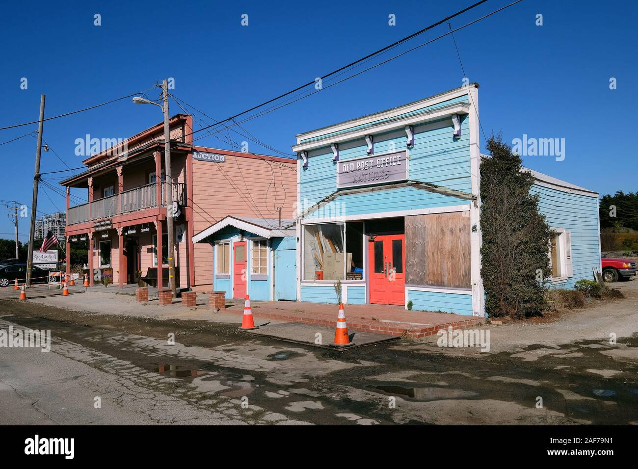 Historische Holzgebäude an der Moss Landing Road, Moss Landing, Kalifornien, USA Stockfoto