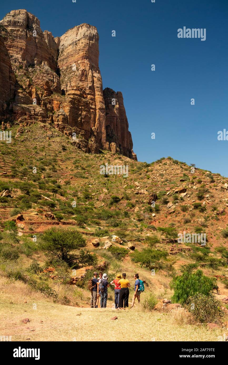 Äthiopien, Tigray, Megab, Gheralta Escarpment, Gruppe junger Wanderer auf dem Weg zu Rock Cleft-kinder in Debre Maryam Korkor Felsen Kirche Stockfoto