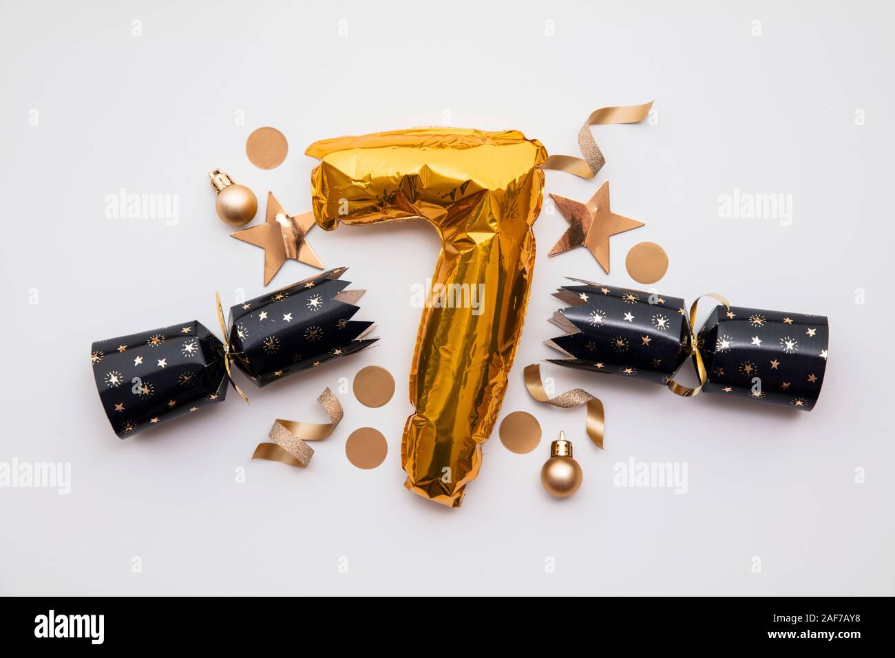 Christmas Countdown. Gold Nummer 7 mit festlichen Dekorationen weihnachten Cracker Stockfoto